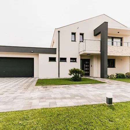 Villa Felicity B4 *