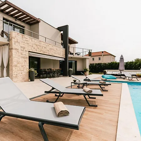 Villa Felicity B4 *