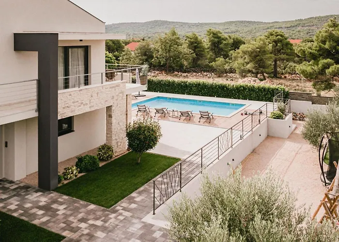 Felicity B4 فيلة