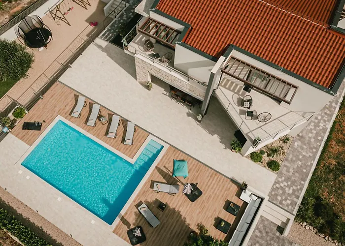 Felicity B4 فيلة *