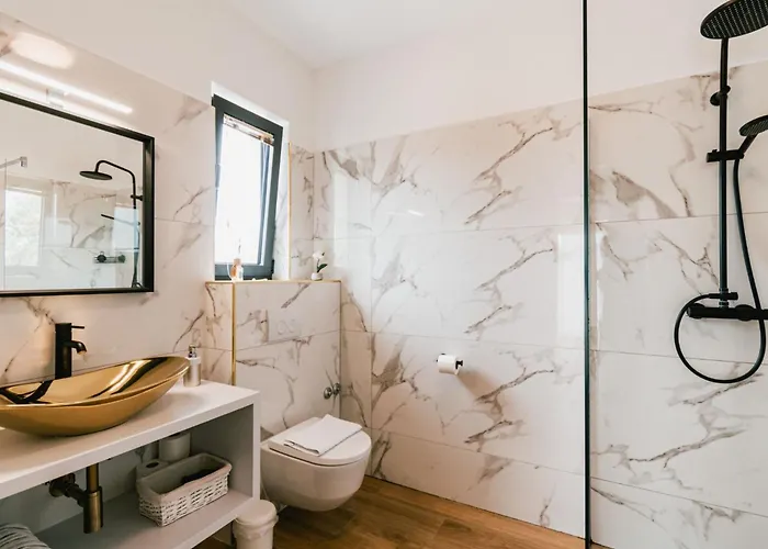 Felicity B4 شيبينيك