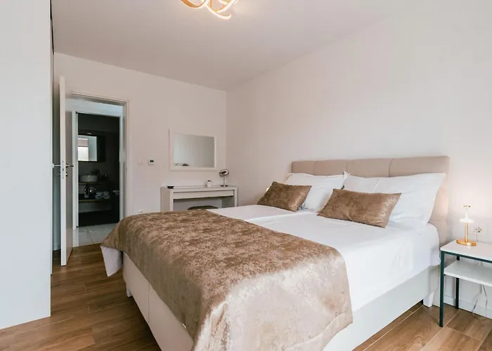 Felicity B4 فيلة