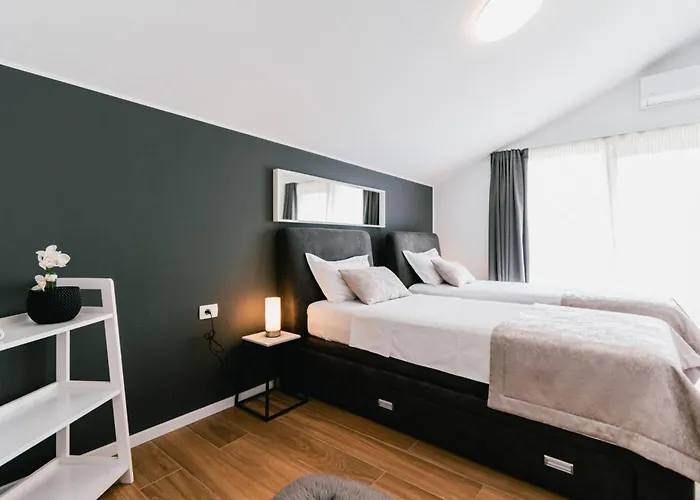 Felicity B4 شيبينيك