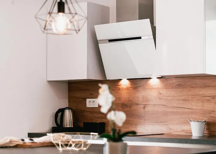 Felicity B4 شيبينيك