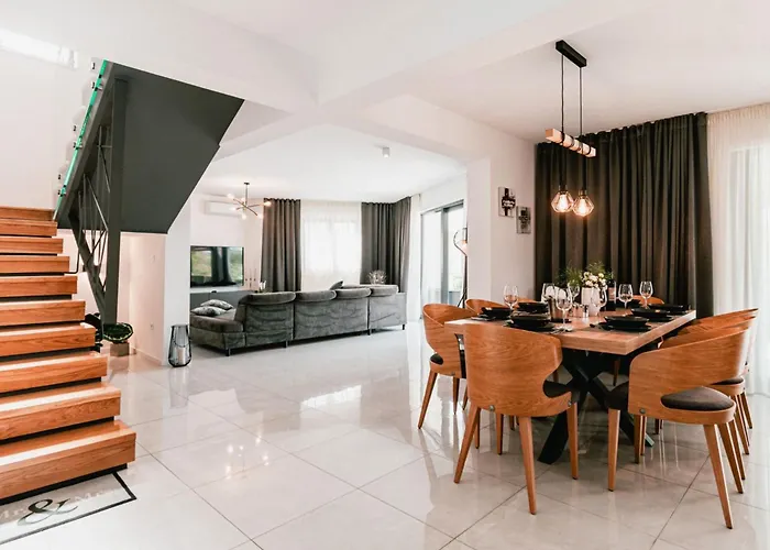 Felicity B4 فيلة